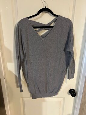Woven Heart Gray V-Neck Crossback Pullover